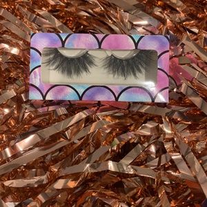 Feathery Dramatic Lashes